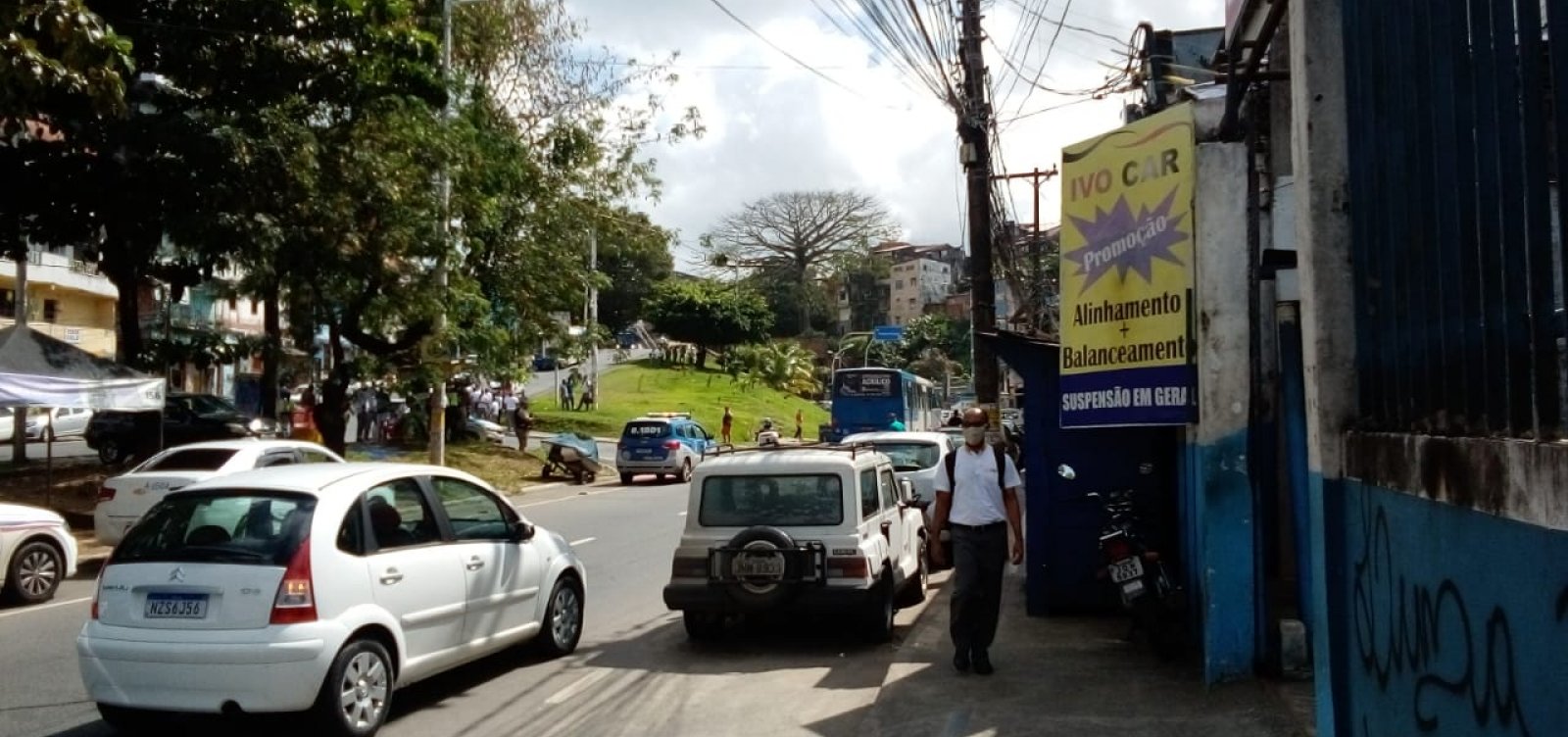 Grupo de rodoviários faz manifestação na entrada da Estação da Lapa
