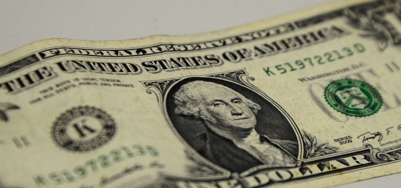 Dólar sobe e fecha a R$ 5,55 com expectativa de manutenção do veto a reajuste de servidor