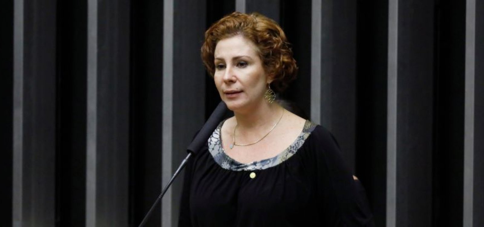 Carla Zambelli comete gafe e manda 'força' para si mesma no Facebook