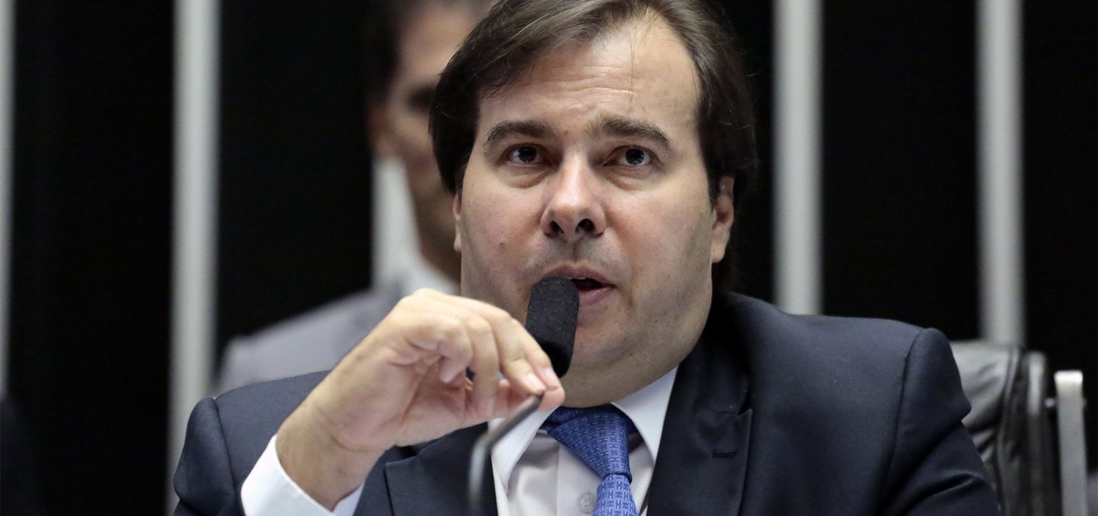 'Reação desproporcional', diz Maia sobre ameaça de Bolsonaro a jornalista