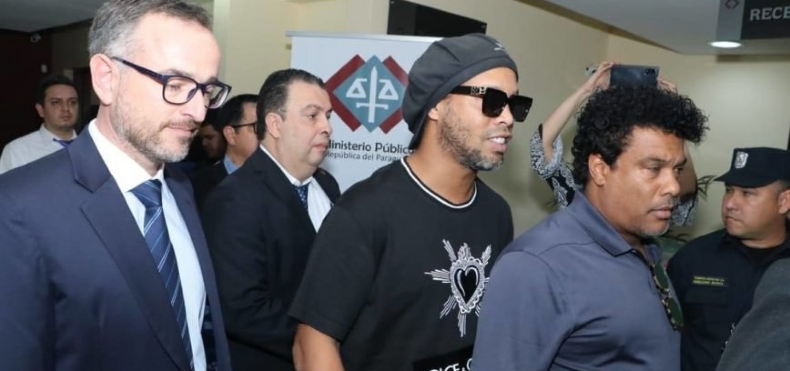 Ronaldinho Gaúcho e irmão são soltos pela Justiça do Paraguai e podem retornar ao Brasil