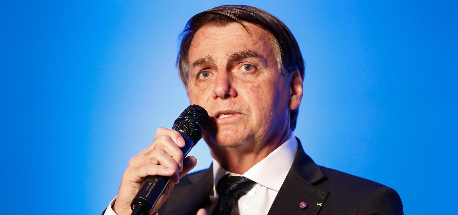 'Menor hoje pode cheirar paralelepípedo de crack, menos trabalhar', reclama Bolsonaro