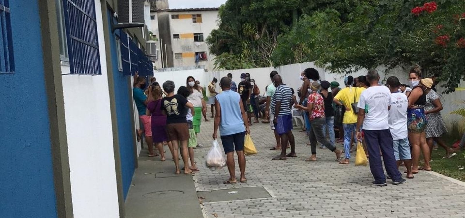 Postos de saúde amanhecem lotados para recadastramento no SUS