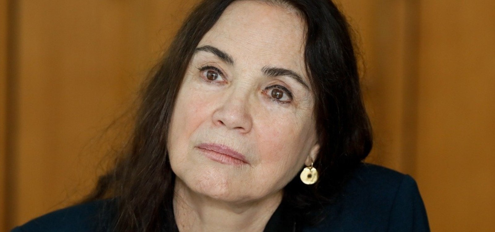 Regina Duarte cai na rua e quebra três dentes: 'Aterrissei de boca no chão' 