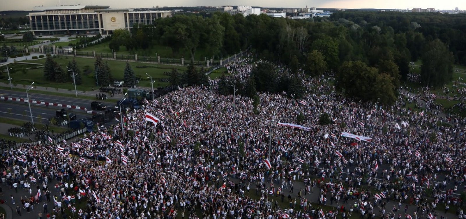 Manifestantes vão às ruas em Belarus contra reeleição de presidente