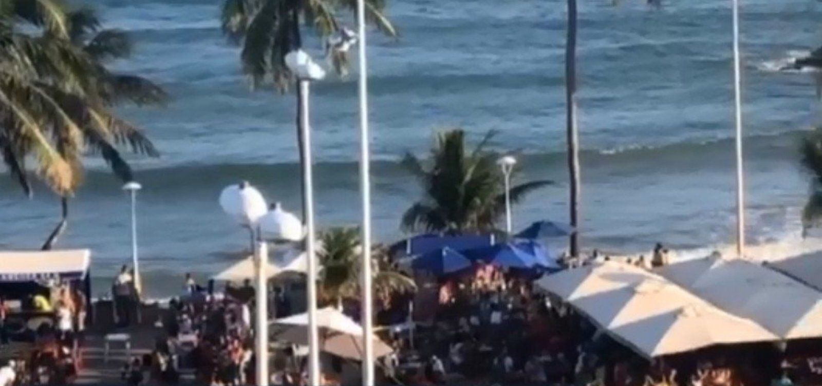 Mesmo com orla interditada, praia de Itapuã registra aglomerações neste domingo