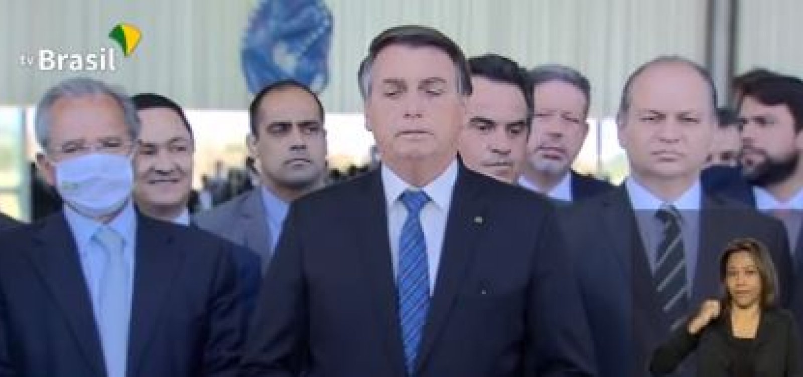 Bolsonaro diminui valor e anuncia prorrogação do auxílio emergencial