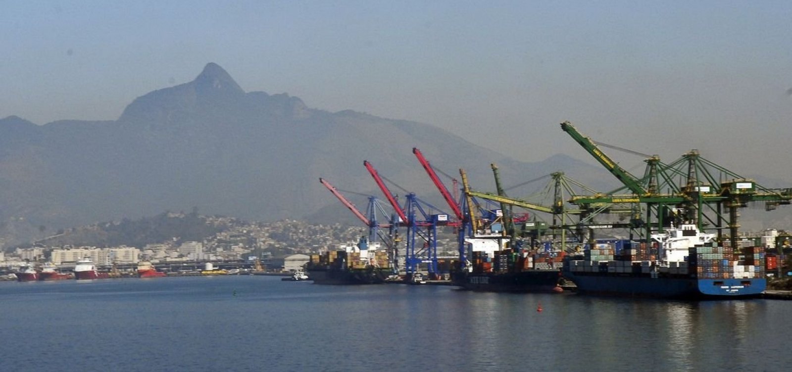 Balança comercial registra superávit recorde de US$ 6,6 bi em agosto