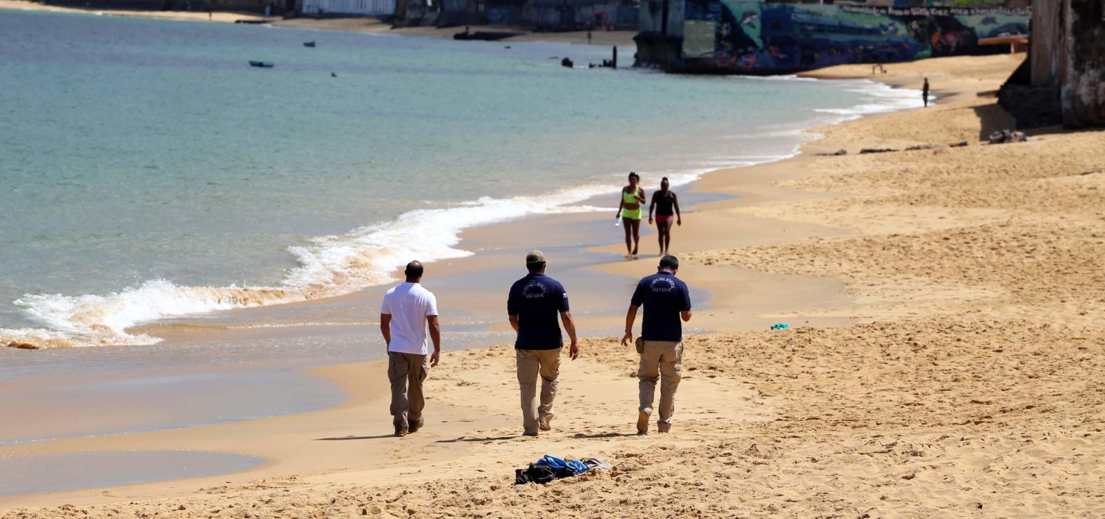 'Tira o pé da areia': operação da prefeitura retira banhistas de praias de Salvador