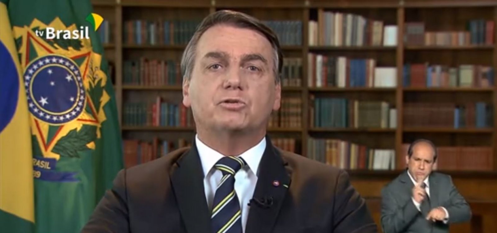 Bolsonaro celebra democracia em discurso, mas comemora golpe de 64