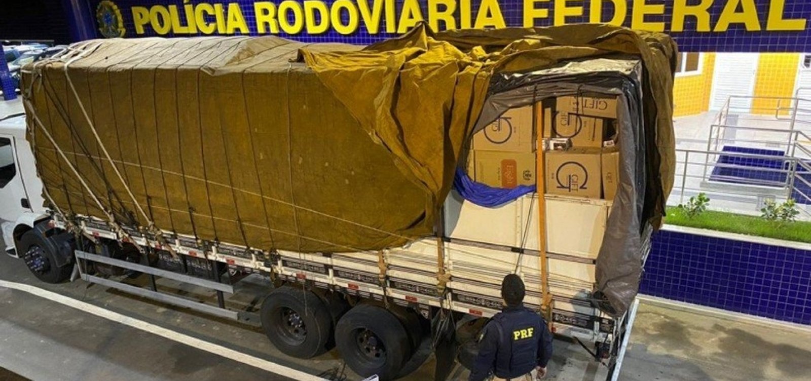Polícia apreende 400 mil maços de cigarros contrabandeados na BR-116, em Conquista