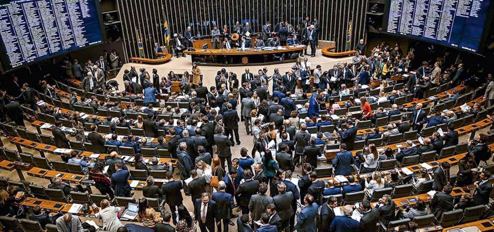 Projeto original não previa perdão de R$ 1 bi em dívidas de igrejas; maioria dos deputados baianos foi favorável