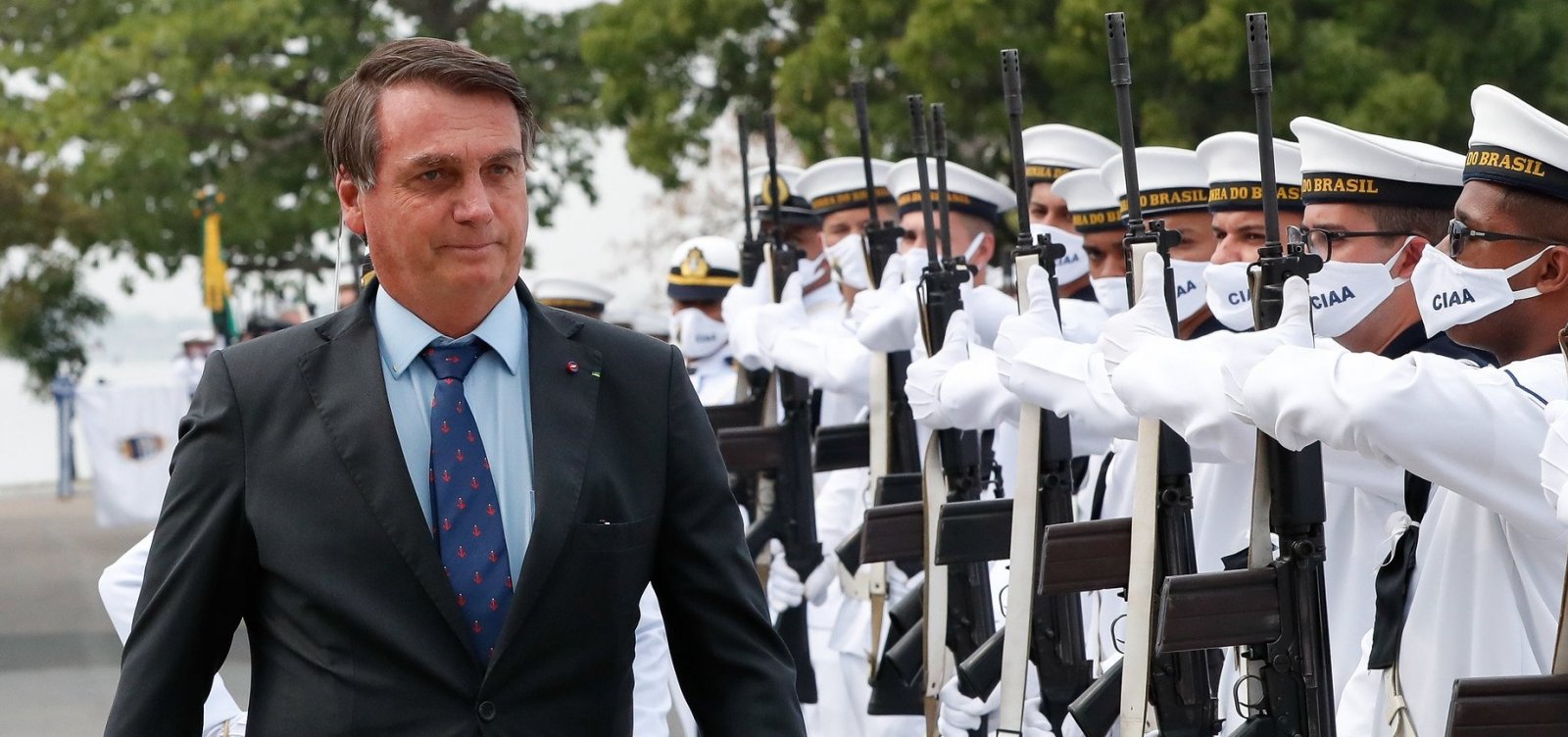 Presidente é alvo de protesto de militares durante evento da Marinha: 'Bolsonaro traidor'