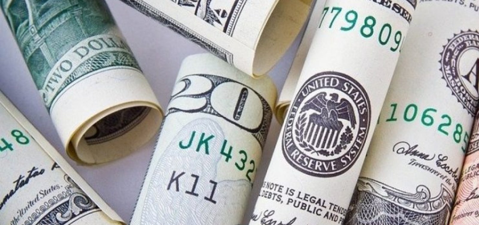 Dólar vira no fim do pregão e fecha em alta de 0,26%