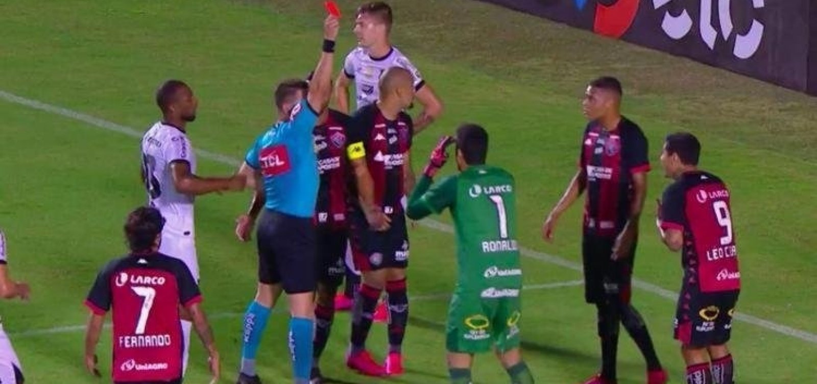 Vitória entra com recurso no STJD para efeito suspensivo a Léo Ceará e Vico