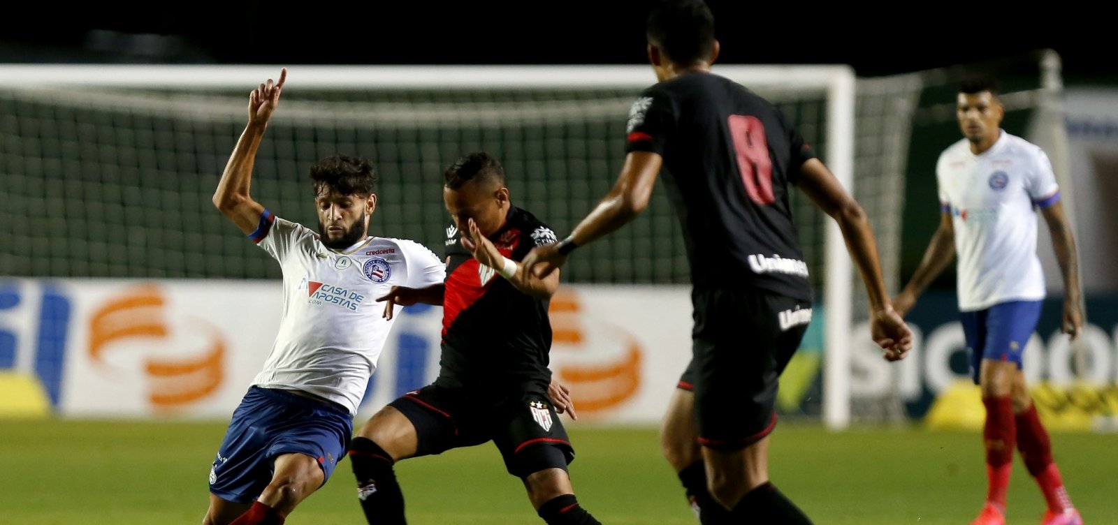 Com gol de goleiro, Bahia perde para o Atlético-GO na estreia de Mano Menezes