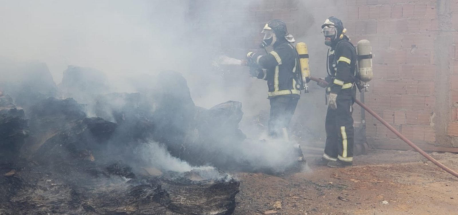 Bombeiros combatem incêndio em depósito de reciclagem em Barreiras
