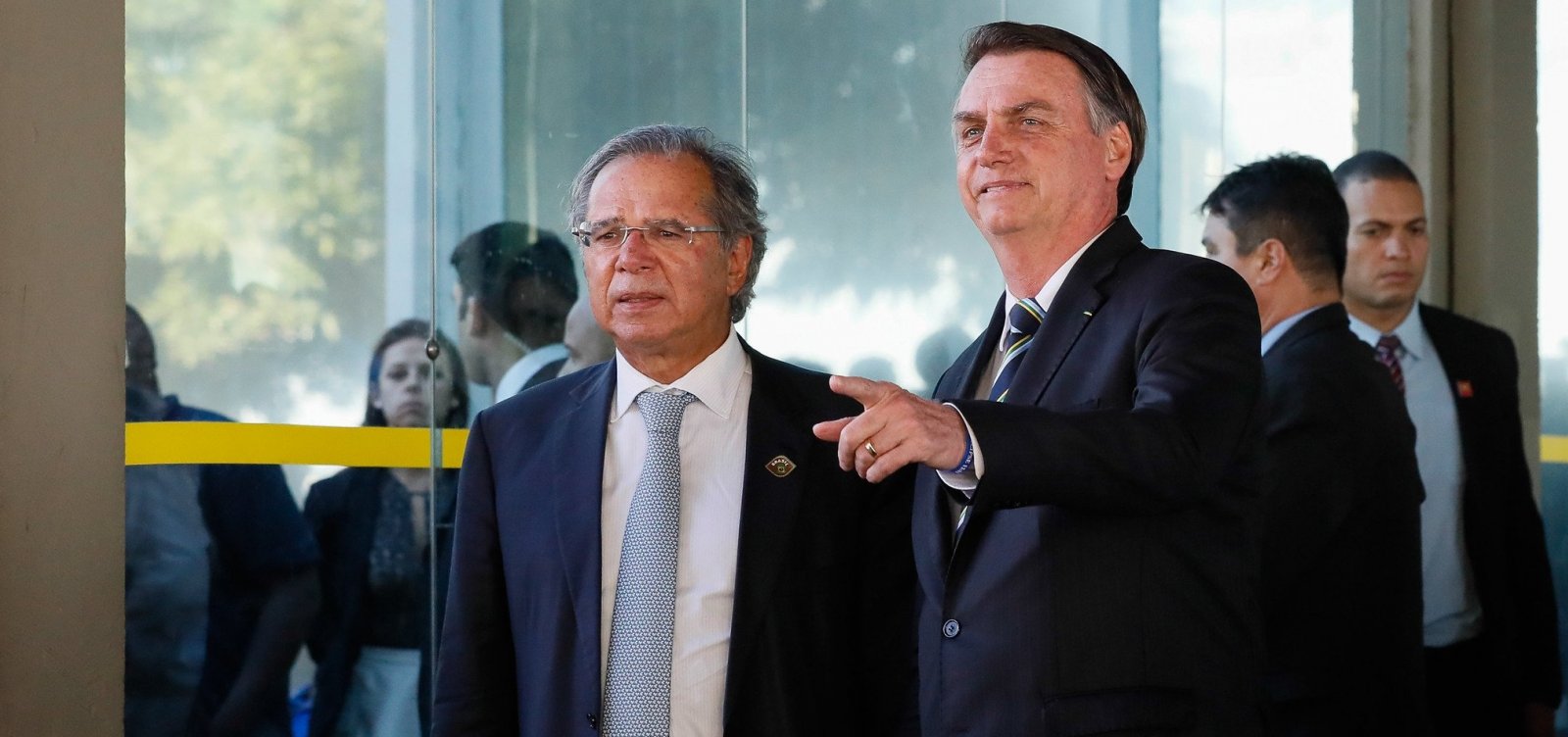 Bolsonaro avalia corte de R$ 10 bilhões em benefício para deficientes e idosos