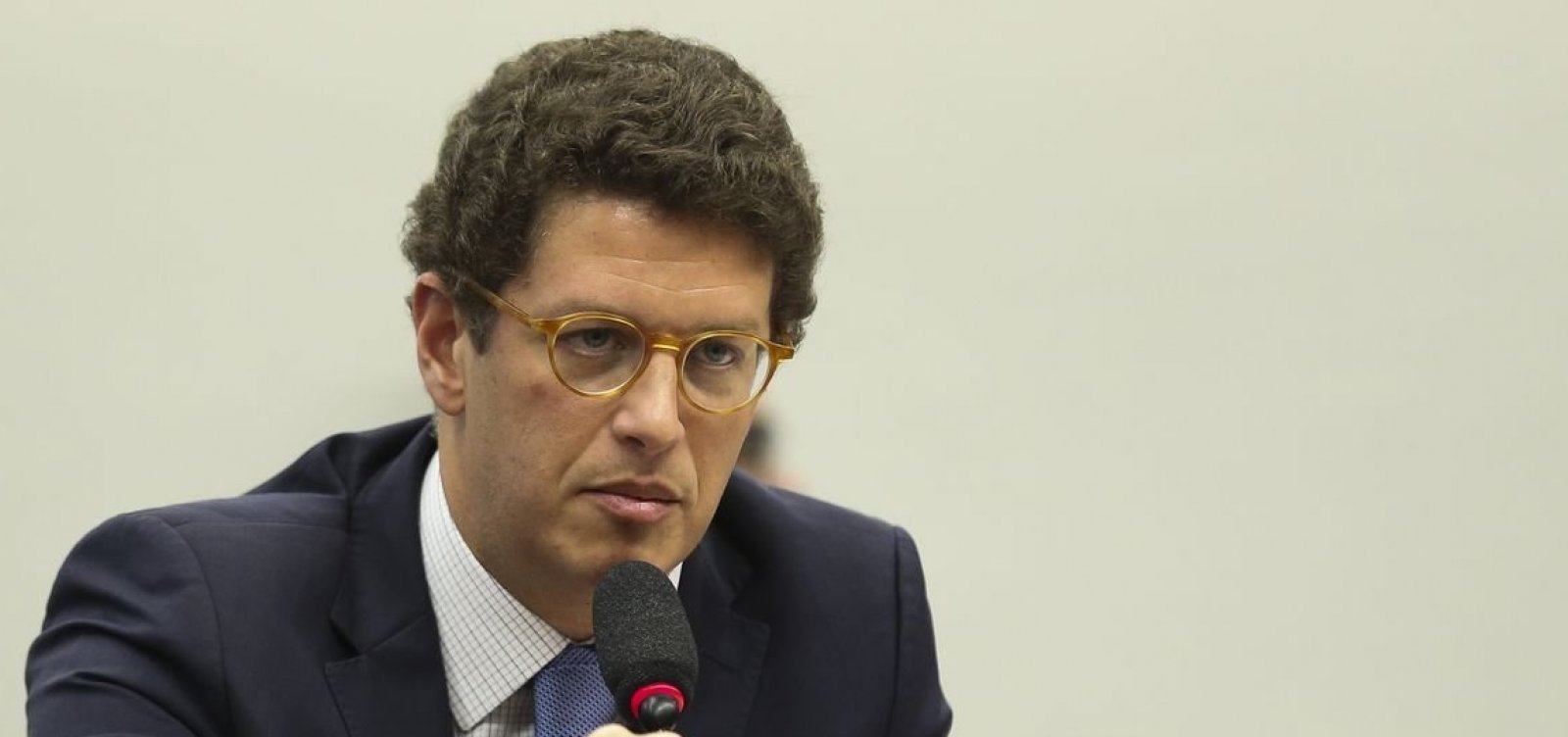 Ministro Ricardo Salles nomeia assessor que foi demitido da Casa Civil por usar avião da FAB