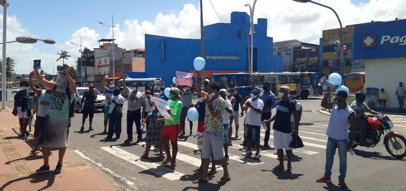 Ambulantes protestam em Itapuã por liberação das praias de Salvador