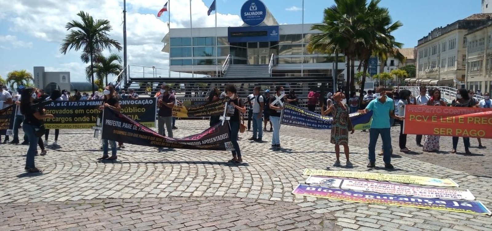 Servidores públicos de Salvador protestam na Praça Municipal