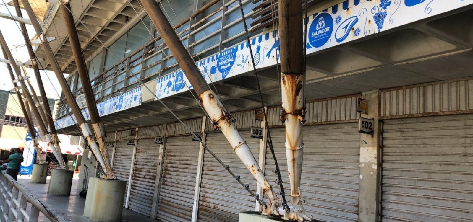 Mercado Municipal de Itapuã sofre com ferrugens e prefeitura promete reparos ‘nas próximas semanas’