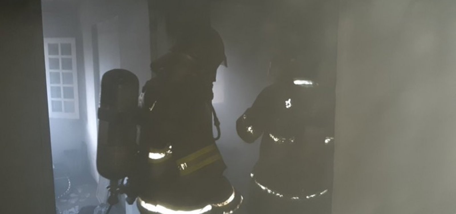 Bombeiros debelam incêndio em casa no Rio Vermelho; não há vítima