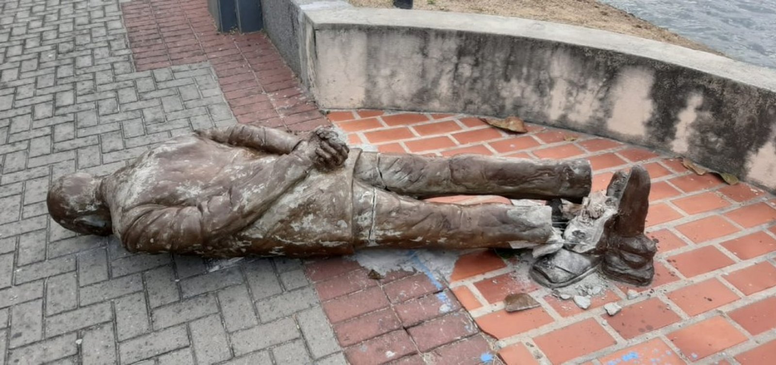 Recife: estátua de Ariano Suassuna é alvo de vandalismo
