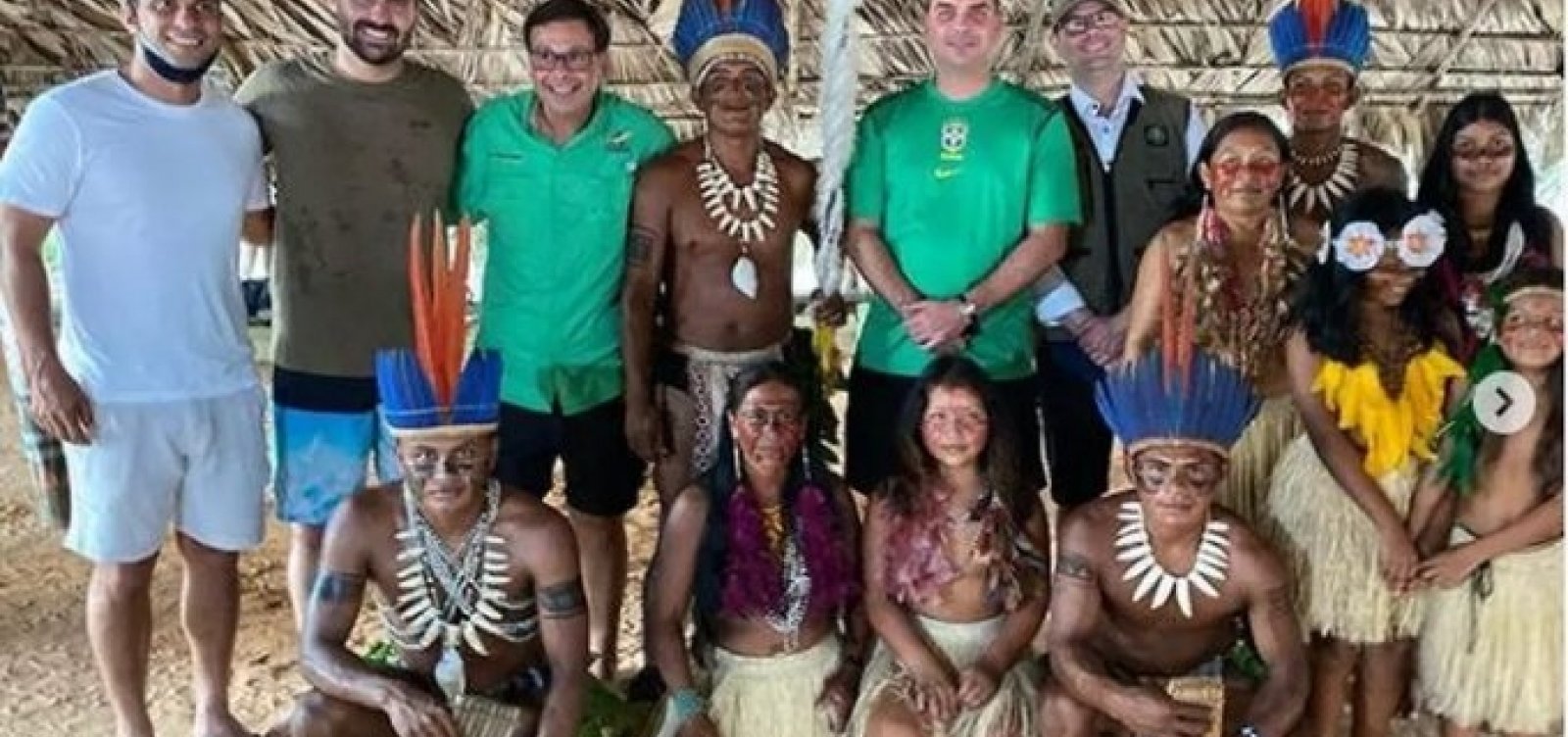 Sem máscaras, irmãos Bolsonaro e membros do Governo Federal visitam aldeia indígena em Manaus