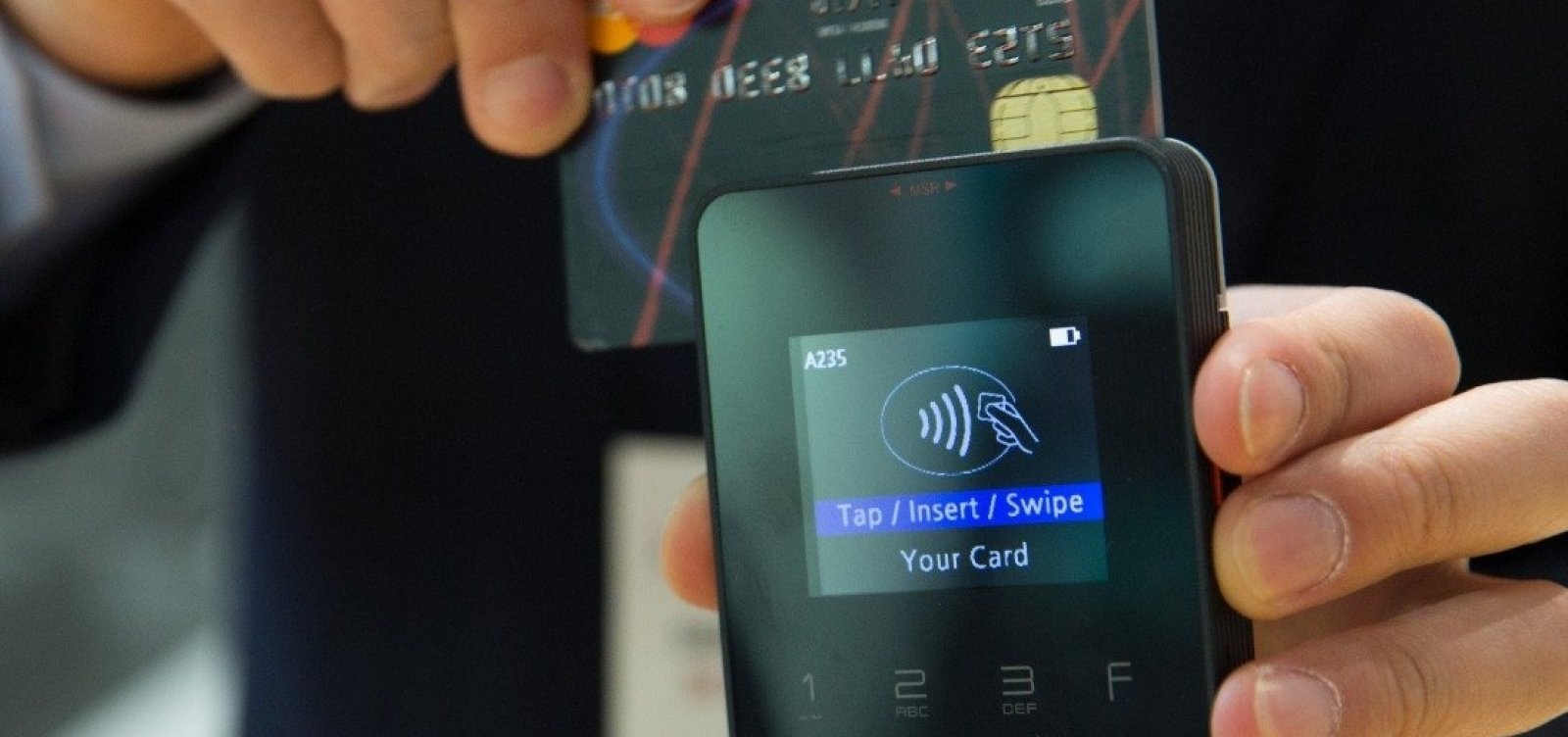 Governo disponibiliza R$ 10 bi em crédito a micro e pequenas empresas via maquininha de cartão