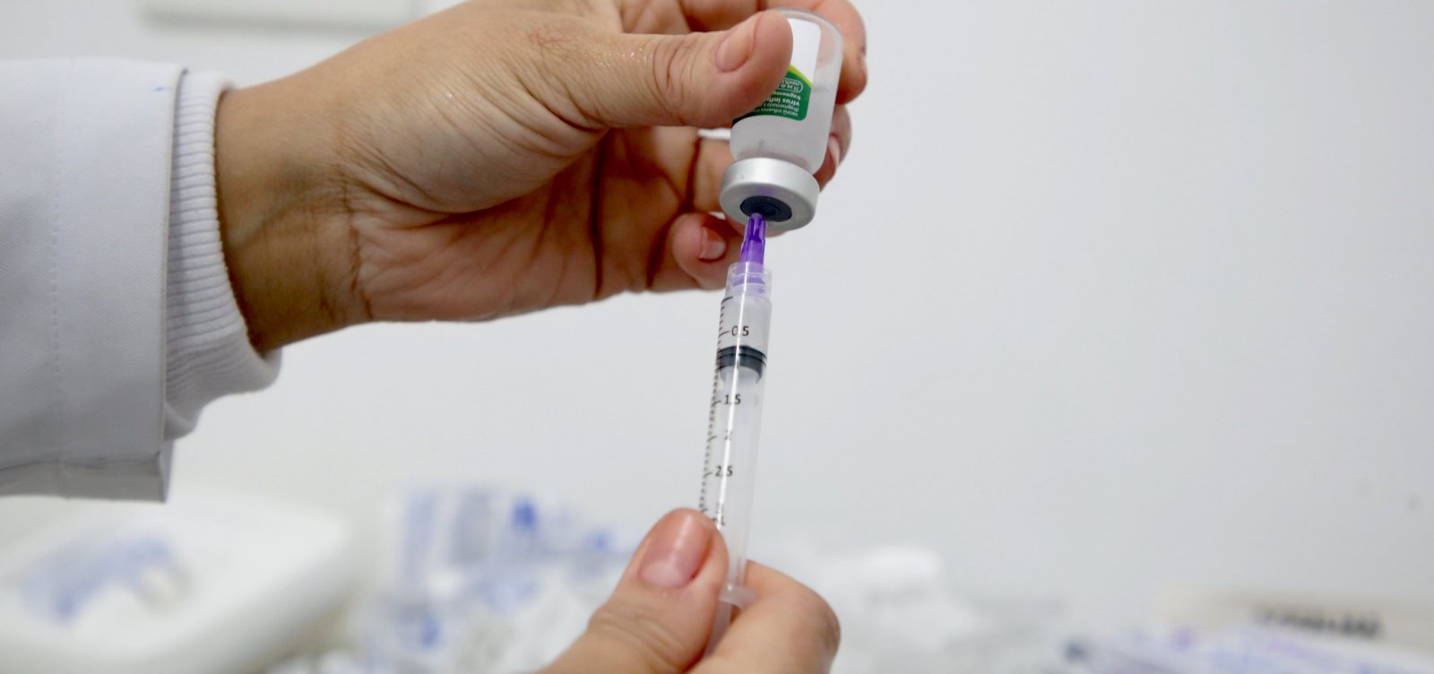 China diz que OMS aprovou uso emergencial de vacina contra coronavírus