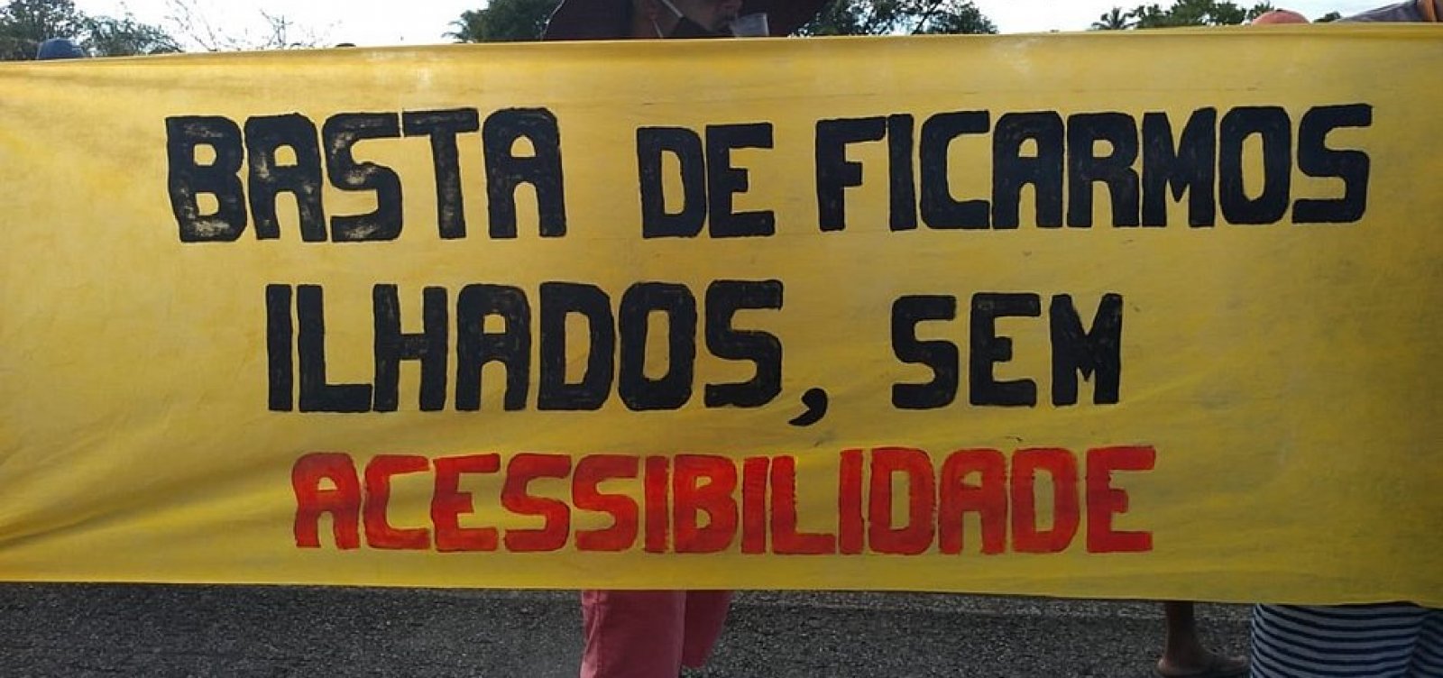 Moradores de Massarandupió protestam por melhorias no acesso à comunidade