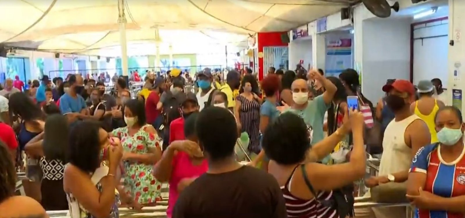 Ferry: Terminal de São Joaquim registra longa fila para compra de passagens neste sábado