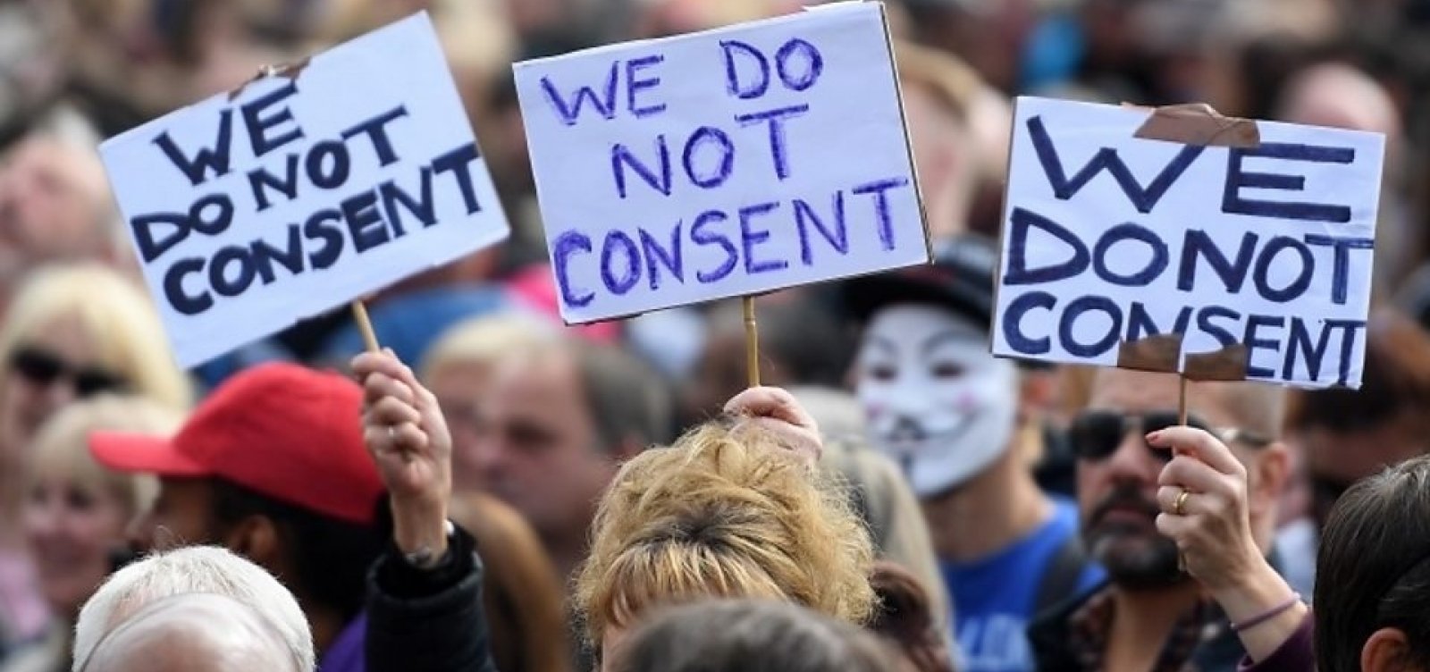 Sem máscaras, milhares se aglomeram no centro de Londres contra medidas anticoronavírus