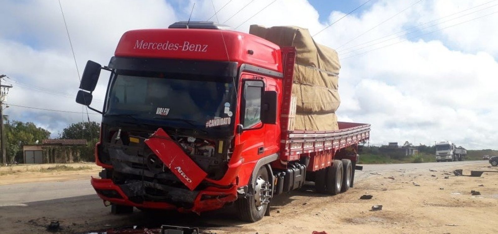 Batida entre carro de passeio e caminhão deixa 4 mortos em rodovia na Bahia