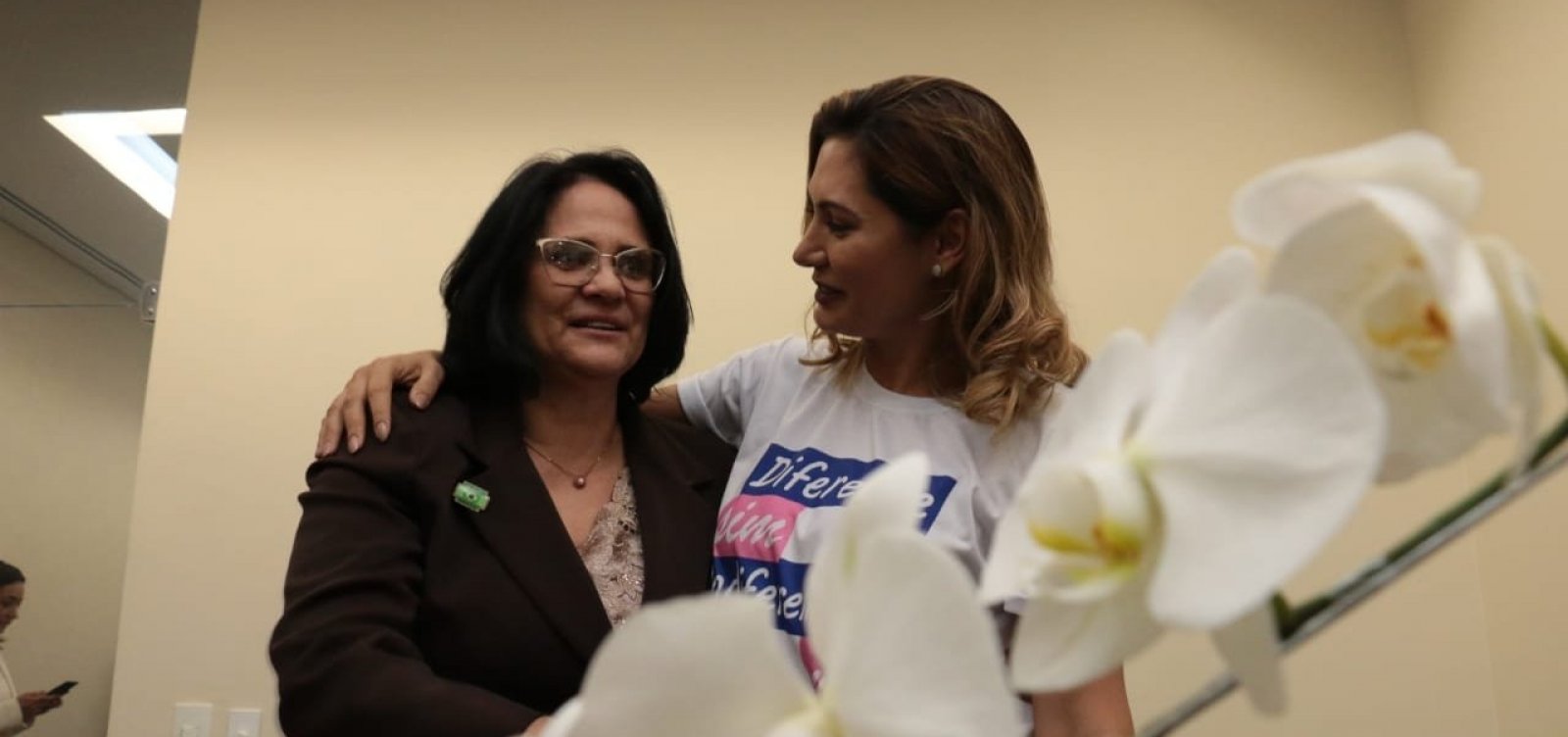 Programa liderado por Michelle Bolsonaro repassa doações a ONGs aliadas de Damares