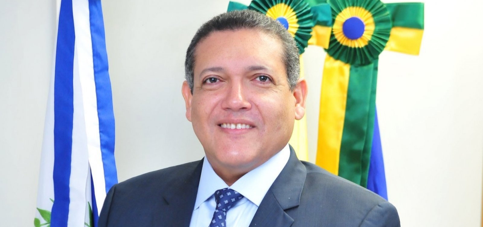 Bolsonaro avisa que Kassio Nunes vai assumir vaga de Celso de Mello no STF