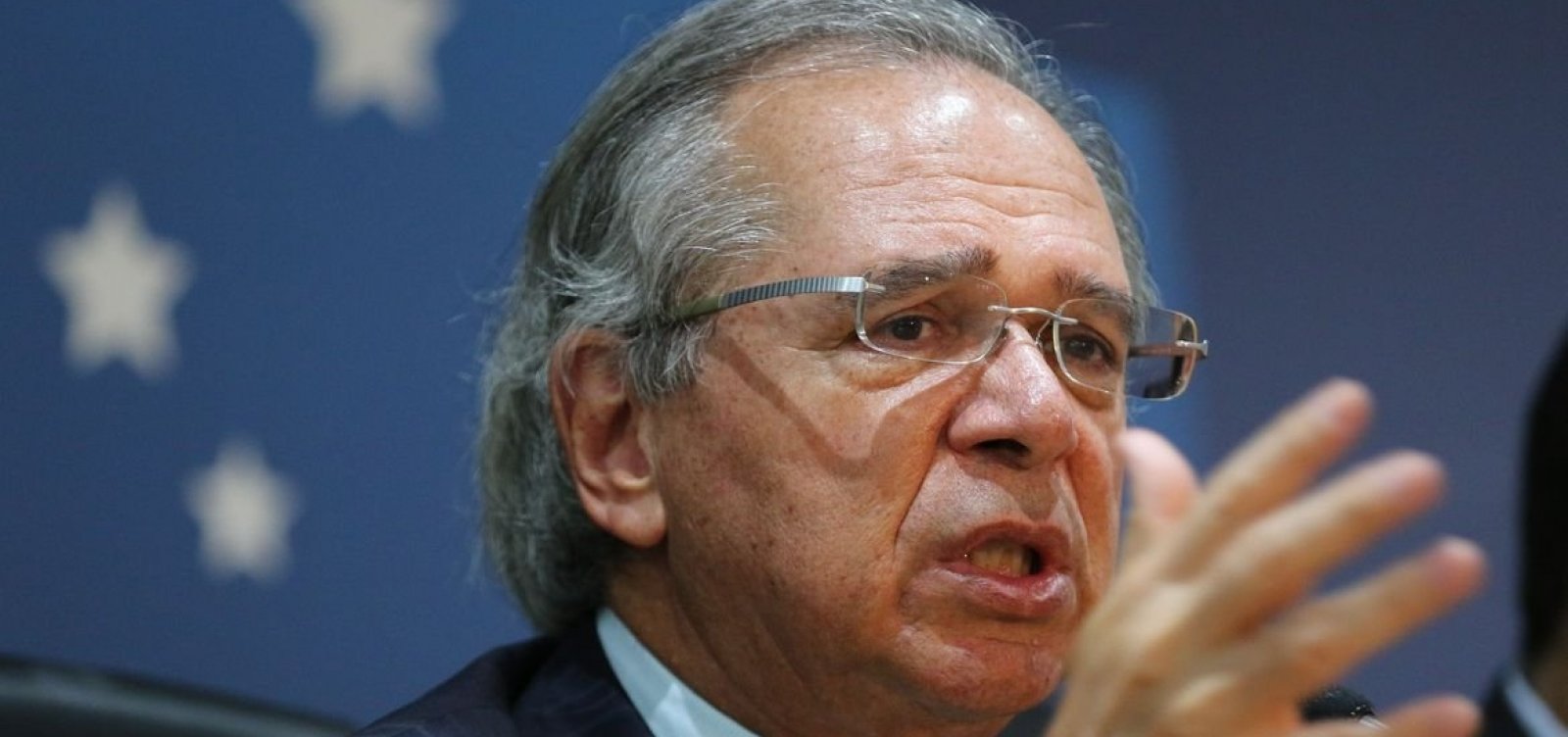 Guedes diz que é 'irresponsável' furar teto de gastos 'para fazer política, para ganhar eleição'