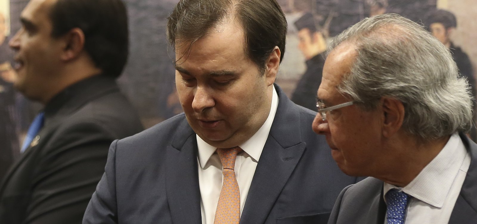 Após atritos públicos, Maia e Guedes marcam encontro em busca de reaproximação