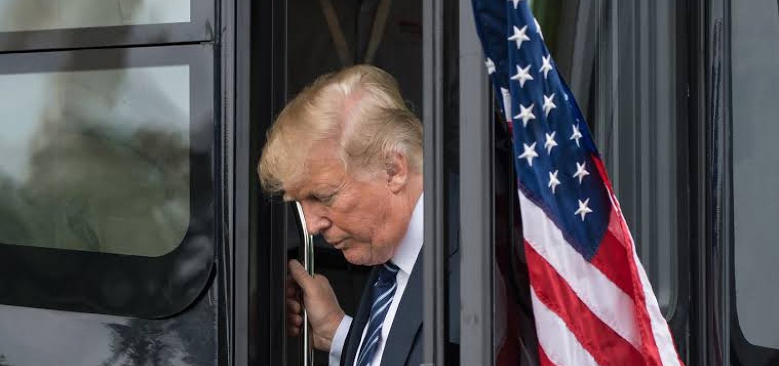 Trump pode ter alta amanhã se o quadro clínico continuar melhorando, diz equipe