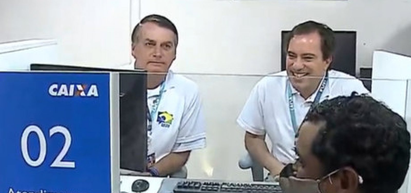 Bolsonaro vai a banco, atende em 'Caixa 02' e vira meme 