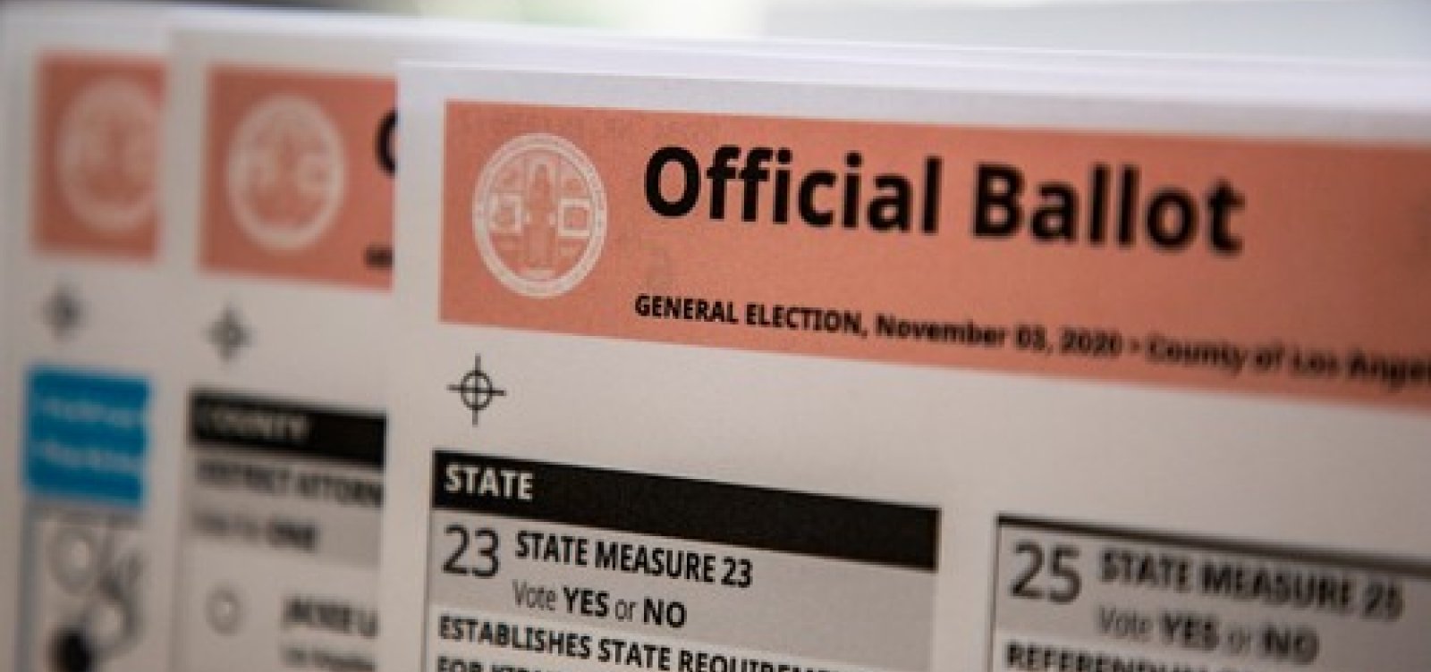 Eleições EUA: Partido Republicano da Califórnia admite ter instalado caixas falsas para depósitos de votos 