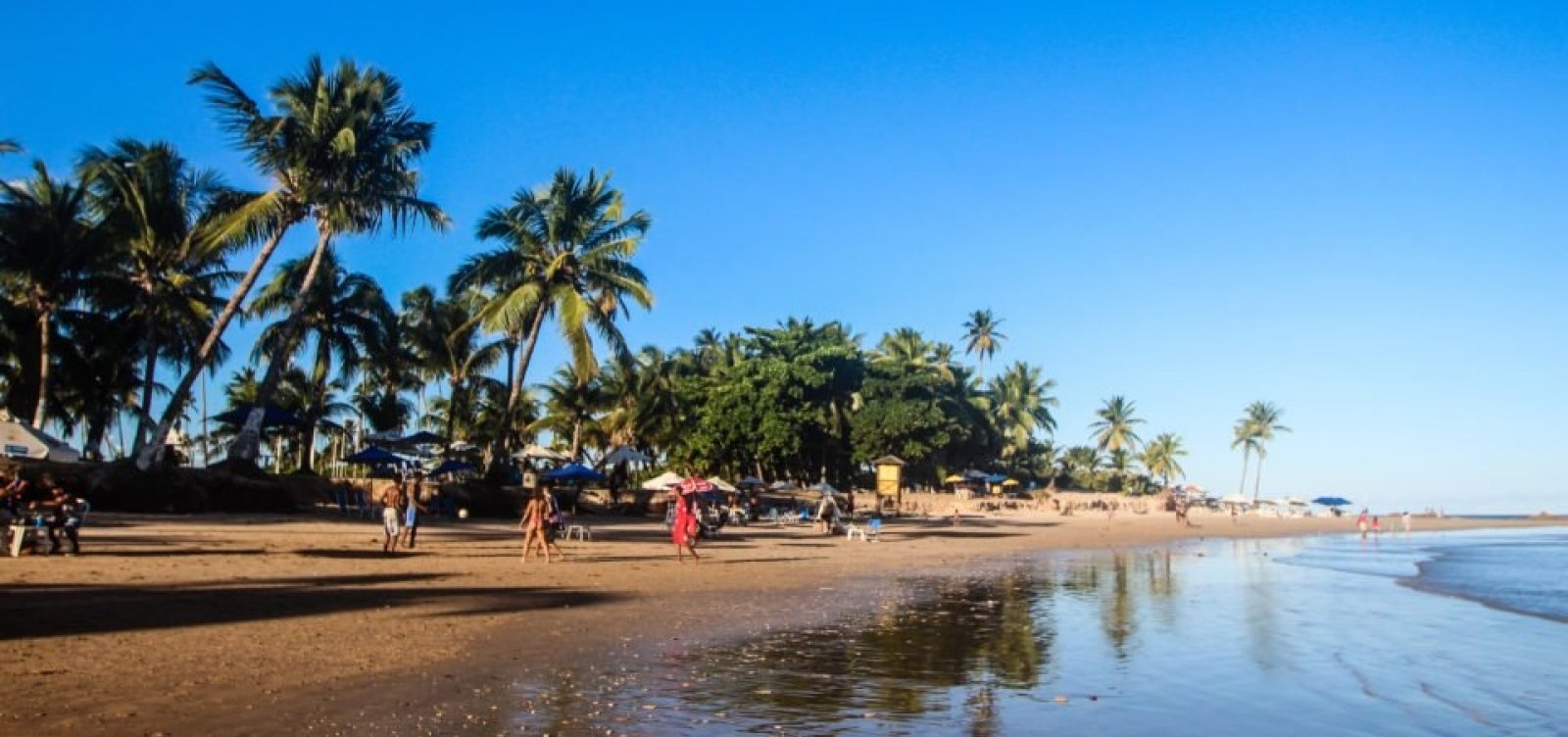 Praia de Piatã volta a ser liberada em Salvador 