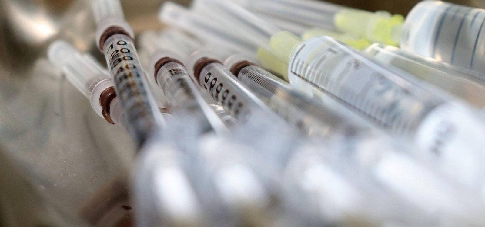 Jovens saudáveis devem esperar até 2022 para serem vacinados contra Covid-19, diz OMS