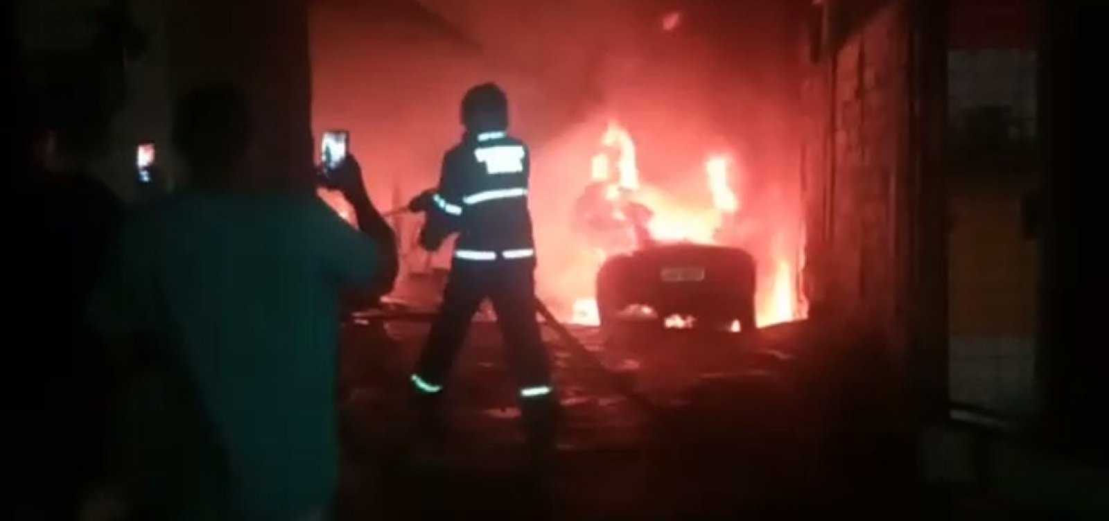 Incêndio atinge oficina e destrói quatro carros em Caixa D'água
