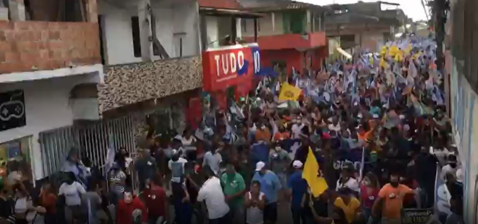 Candidato a prefeito de Porto Seguro promove 'arrastão' com aglomeração; veja vídeo