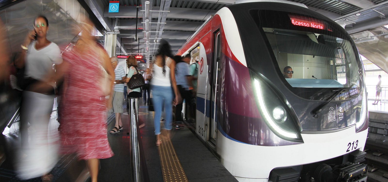 Mulher cai nos trilhos do metrô na Rodoviária, mas é retirada com vida, diz CCR