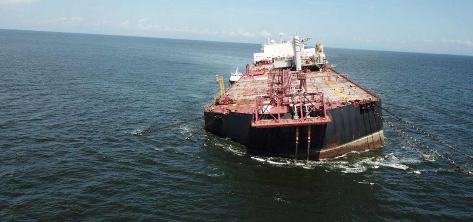 Navio com mais 1 milhão de barris de petróleos corre risco de naufragar na Venezuela 