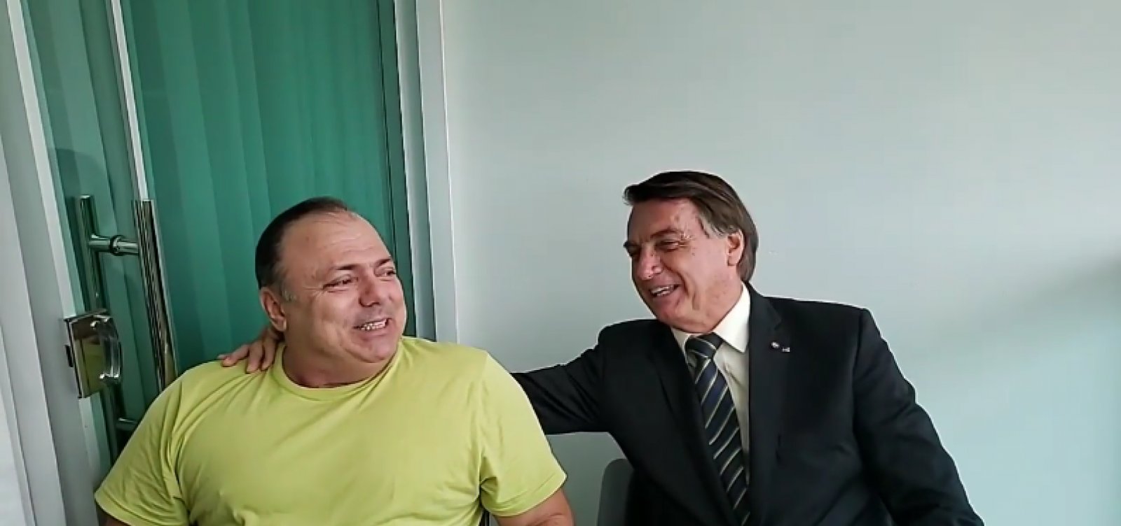 'É simples assim: um manda e outro obedece. Mas a gente tem carinho', diz Pazuello ao lado de Bolsonaro