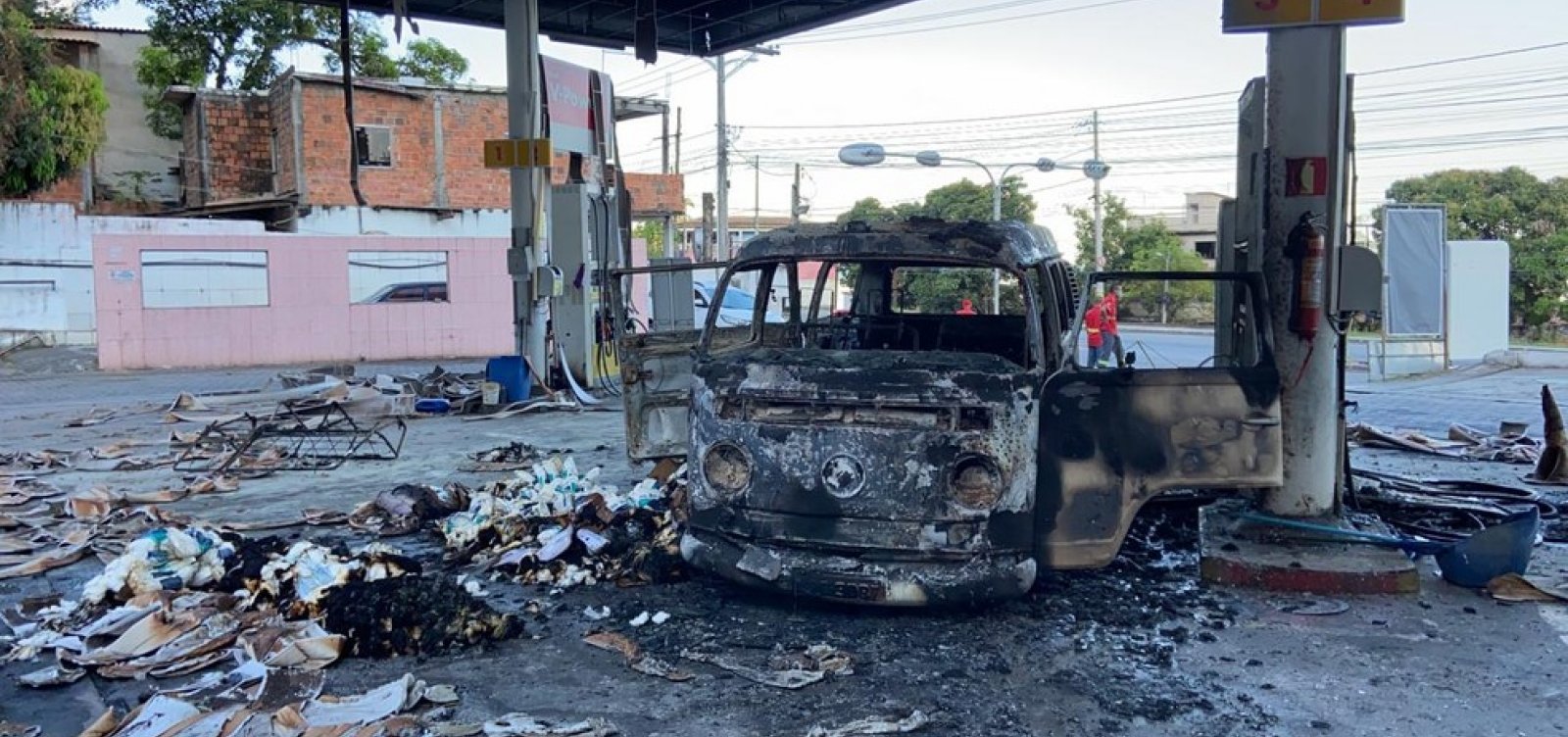 Carro pega fogo e posto de combustível fica destruído em Salvador